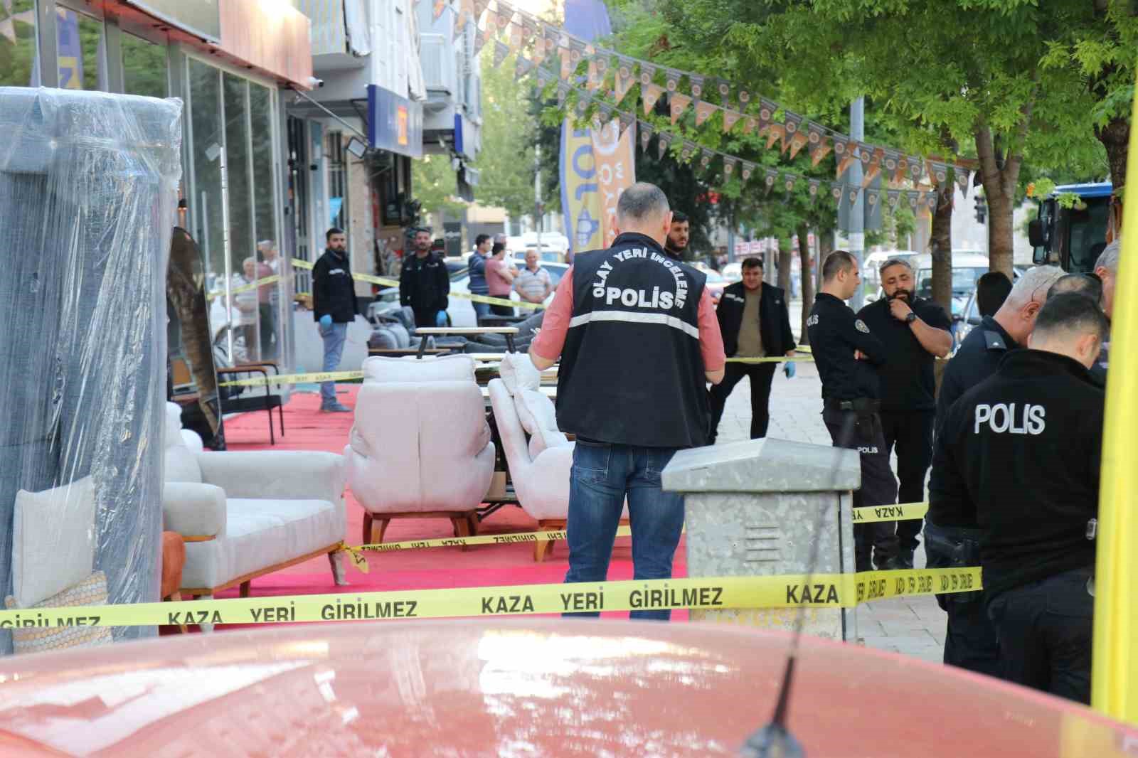 Mobilya dükkanının önündeki silahlı park kavgasında kadın müşteri yaralandı