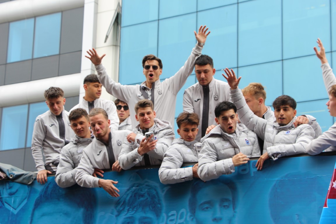 Trabzonspor U19 takımı Avrupa ikinciliğini taraftarıyla kutladı