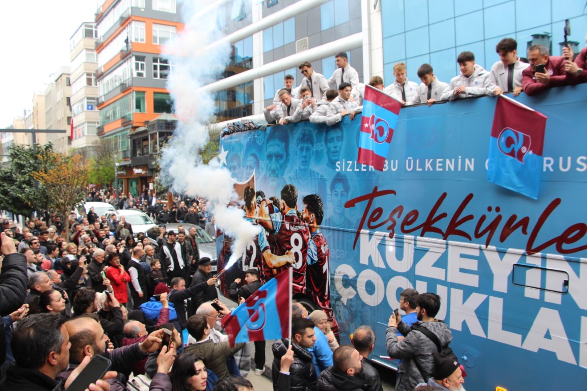 Trabzonspor U19 takımı Avrupa ikinciliğini taraftarıyla kutladı