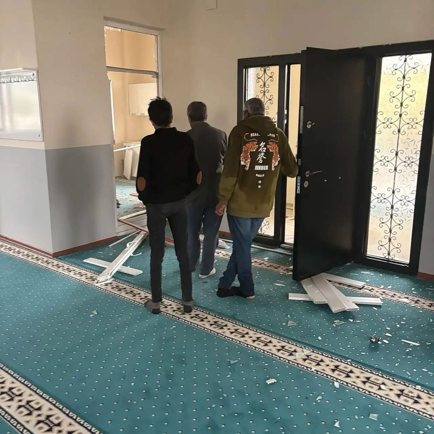 Doğubayazıt’ta bir camiye yıldırım düştü