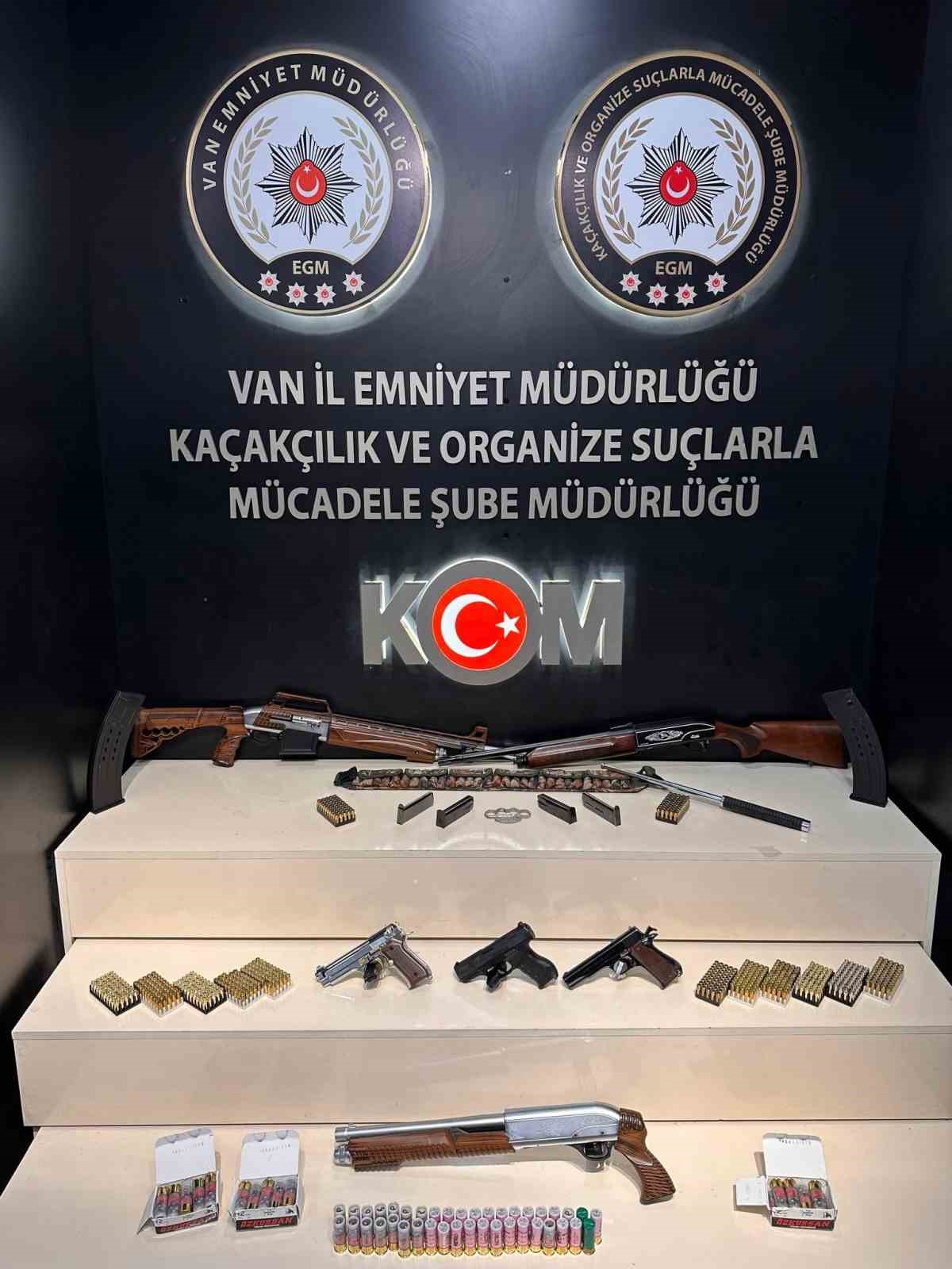 Van’da 4 ev ve 1 iş yerine operasyon: Çok sayıda silah ve mermi ele geçirildi
