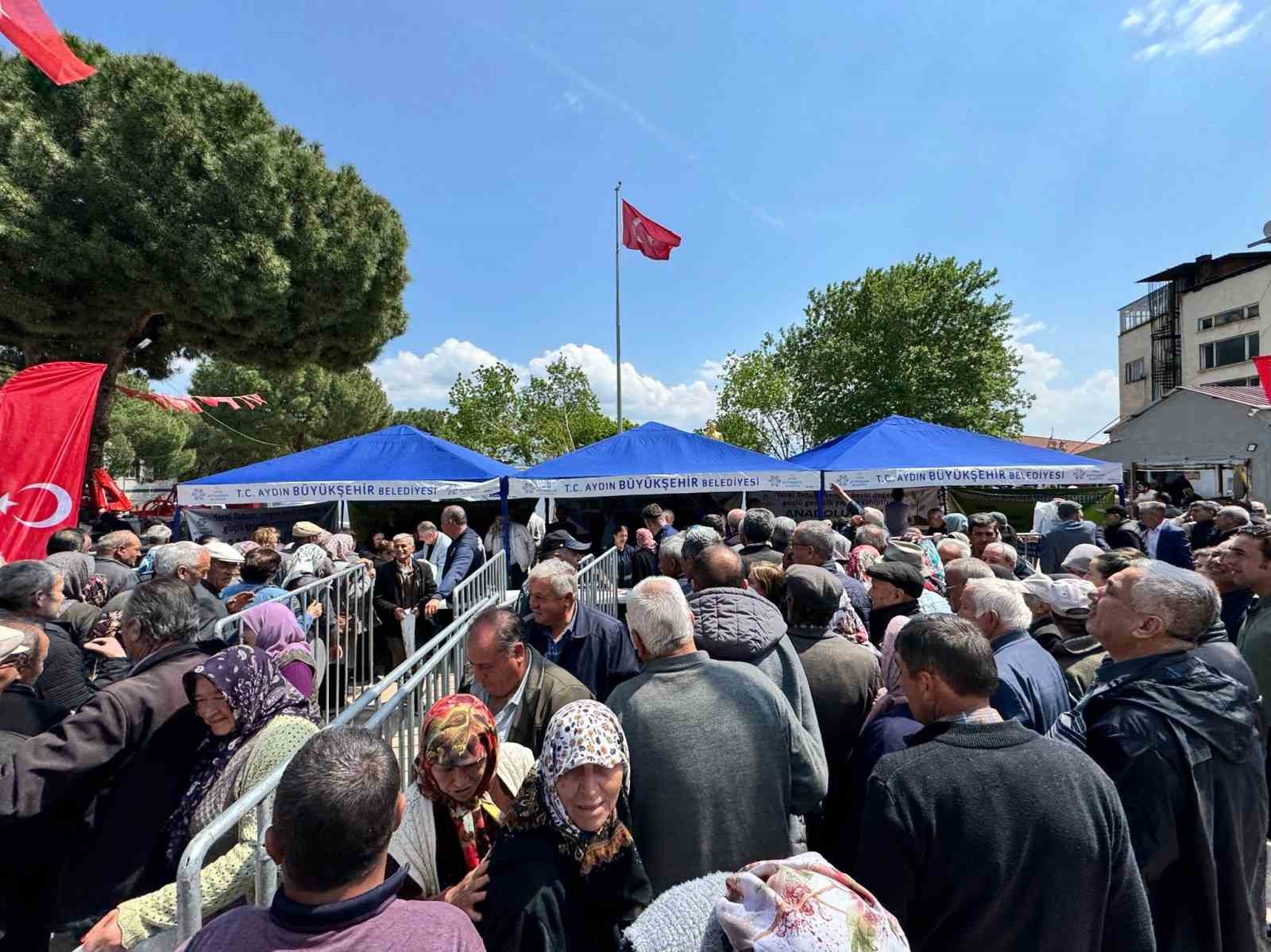 Aydın Büyükşehir Belediyesi, Karacasu’da 20 bin fide dağıttı