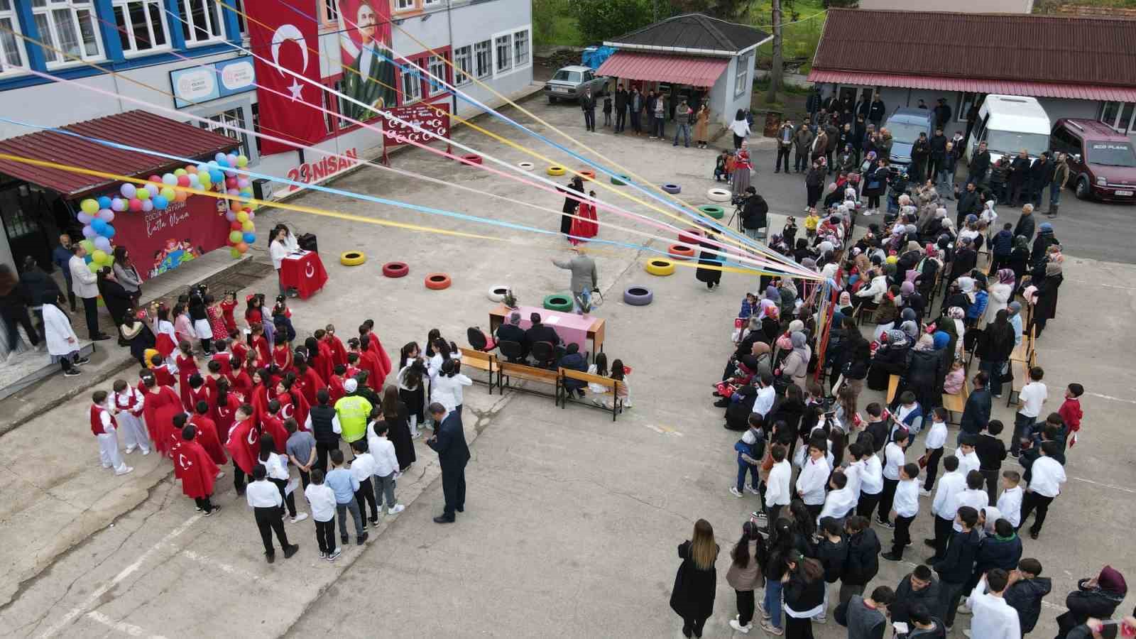 Bafra’da öğrencilerden 23 Nisan kutlaması