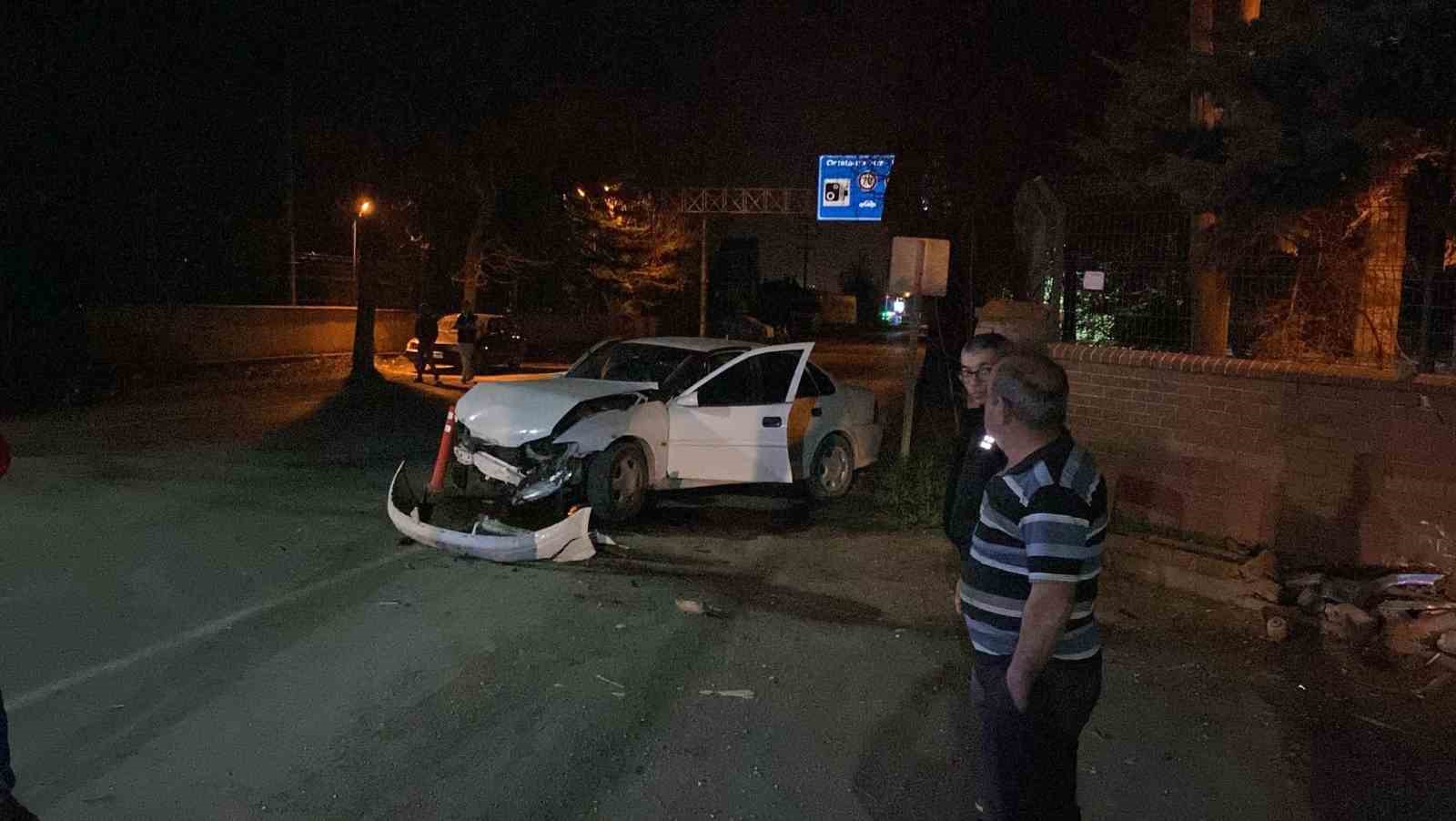 Kontrolden çıkan otomobil beton duvara çarptı: 1 yaralı