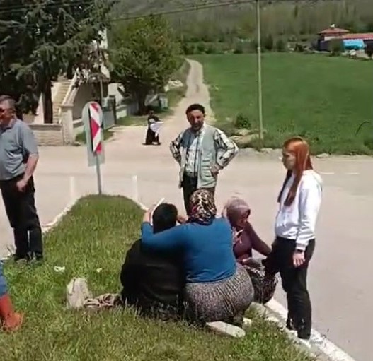 Devrilen otomobilden sağ kurtuldular