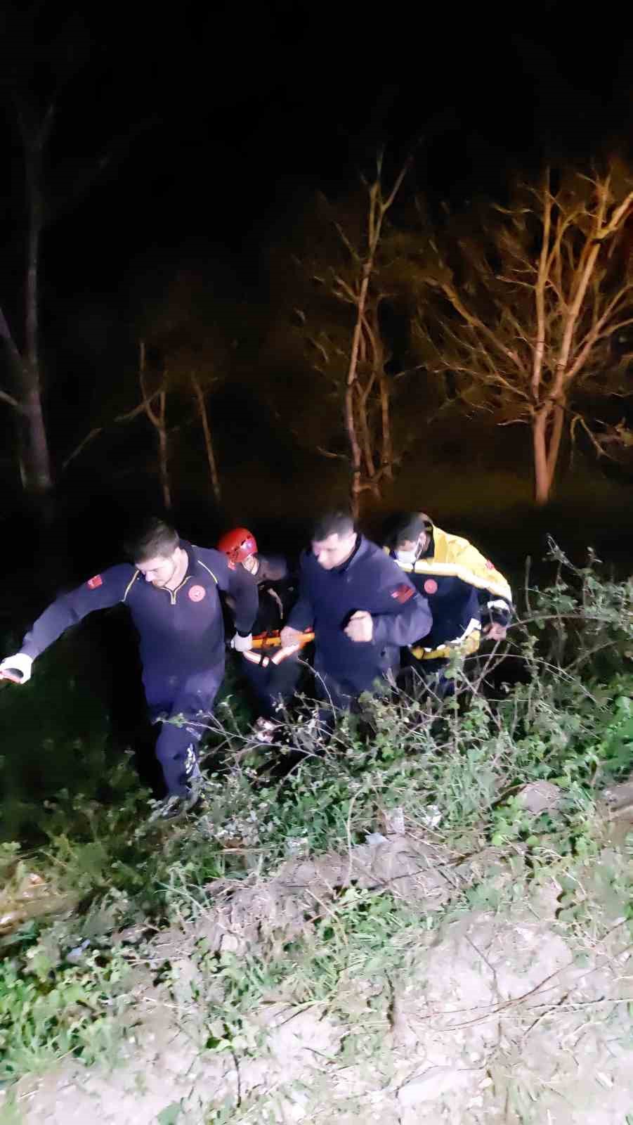 Böyle tiryakilik görülmedi: Şarampole uçan araçtan yaralı kurtarıldı, sedyede sigara yaktı
