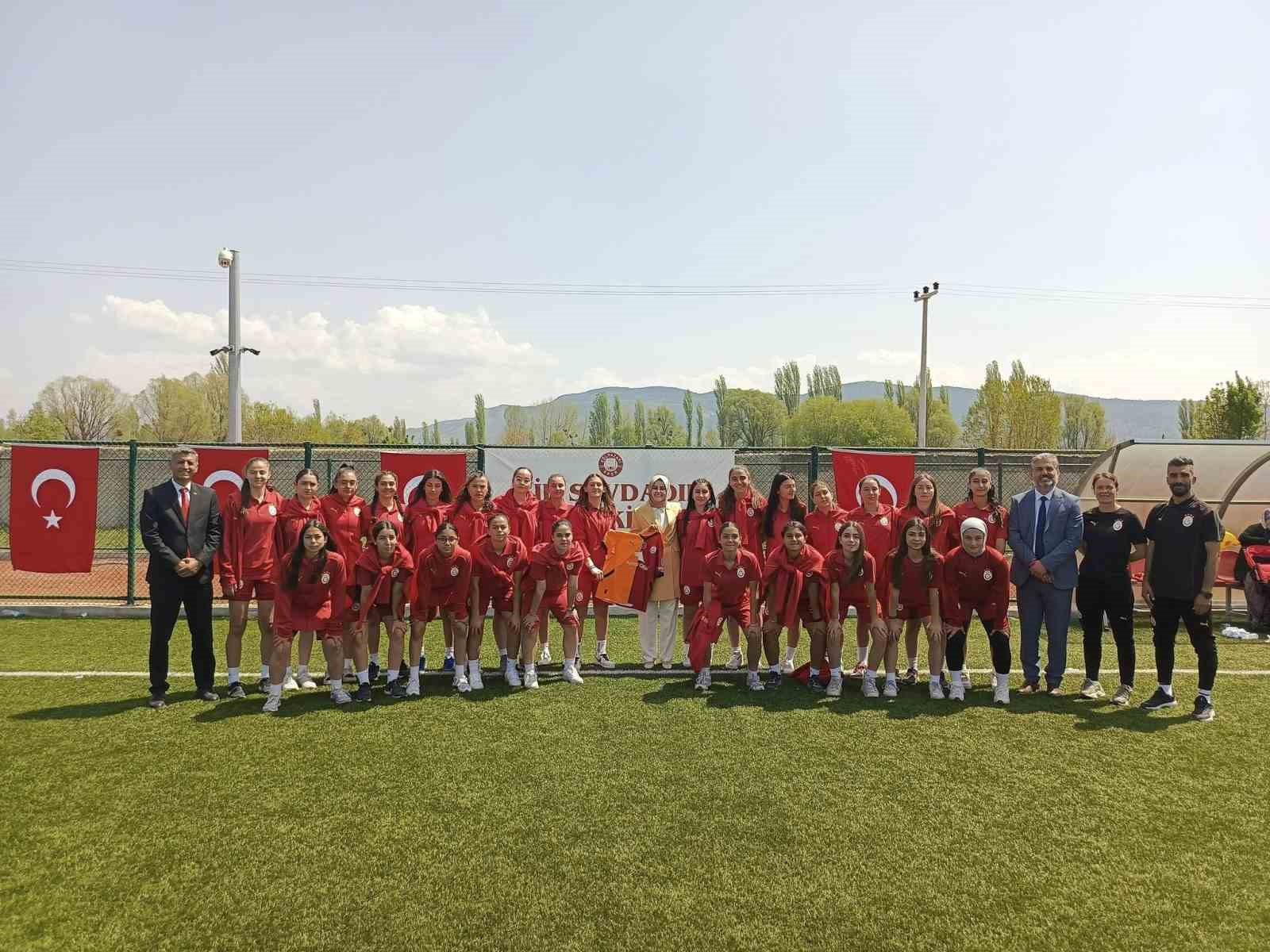 UEFA Kadınlar Şampiyonlar Ligi’nde gruplara kalmayı başaran Galatasaray U-17 Kadın Futbol Takımı Gölpazarı’nda kampa girdi