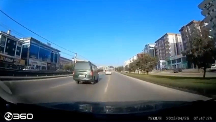 Makas atarak trafiği tehlikeye sokan otomobil kamerada