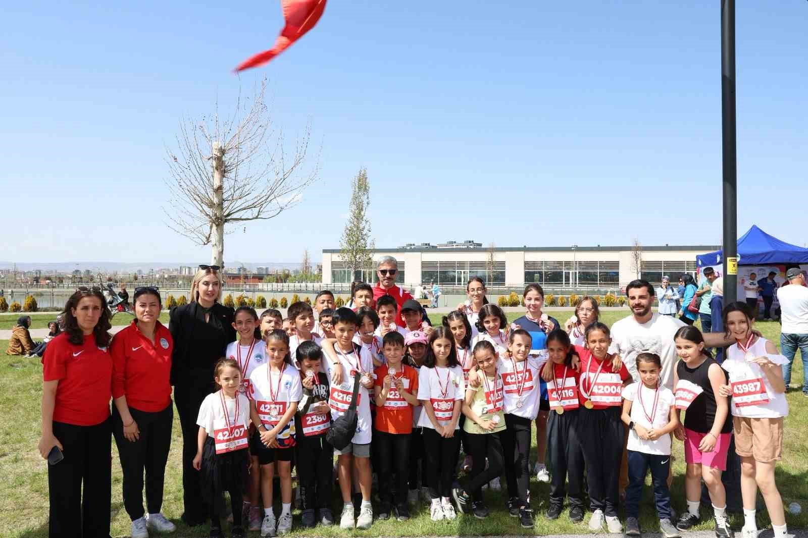 Büyükşehir Spor A.Ş.’nin çocuk koşusuna yüzlerce minik sporcu katıldı