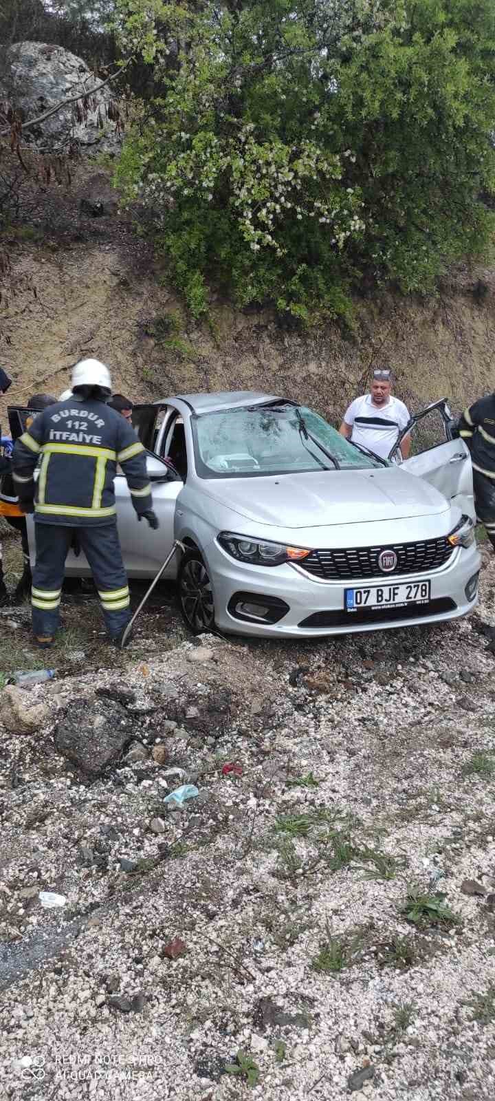 Tırın dorsesinin çarptığı otomobil şarampole savruldu: 4 yaralı