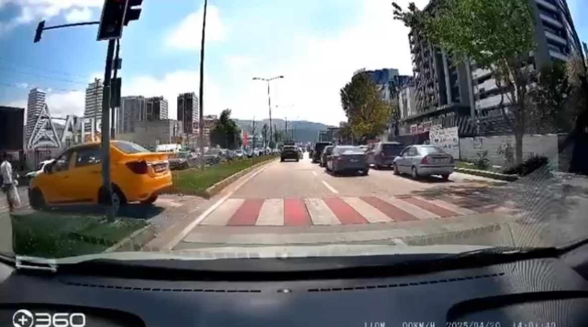 Yolu uzatmak istemeyen taksi, yaya geçidini kullandı