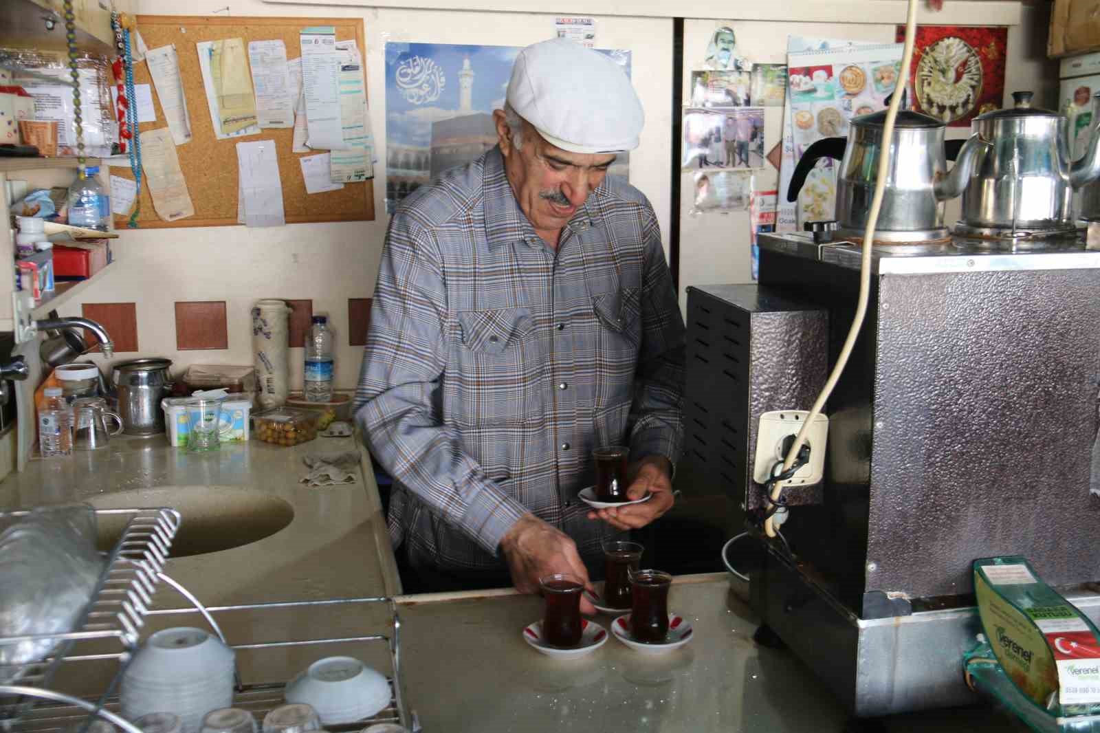 Ölenleri bir yanda kalanları diğer yanda sergiliyor