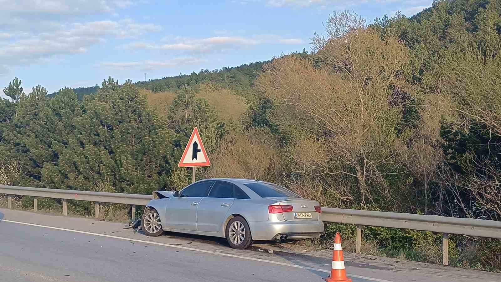 Çorum’da iki otomobil çarpıştı: 3 yaralı