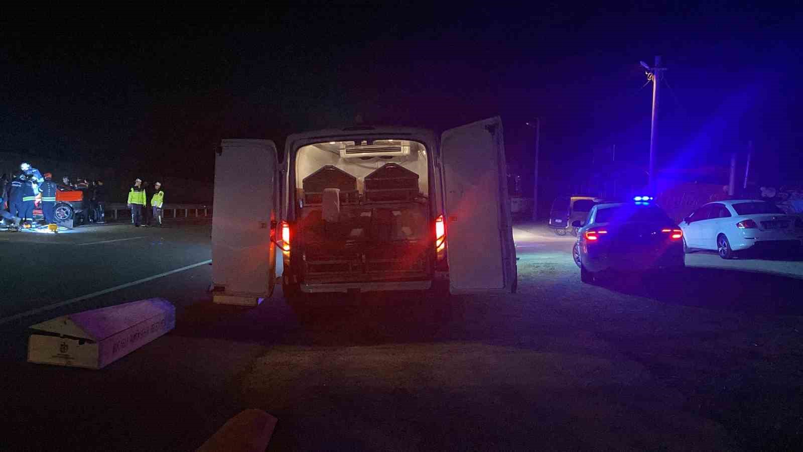 Bariyerlere giren otomobil, iki kişiye mezar oldu
