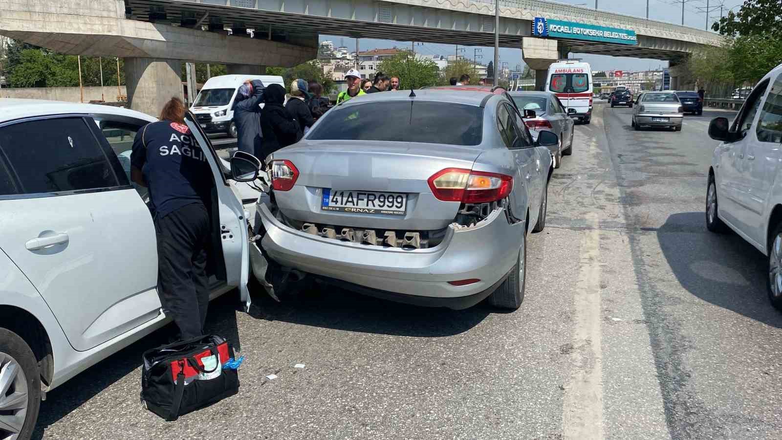 5 aracın karıştığı zincirleme trafik kazasında 3 kişi yaralandı