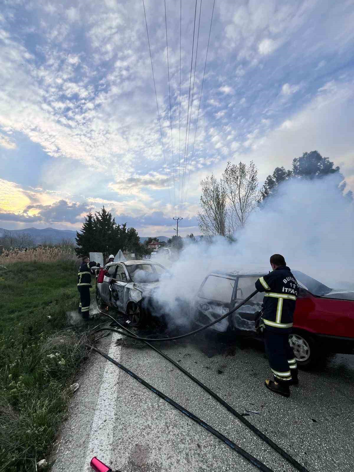 Kafa kafaya çarpışan iki otomobil yanarak hurdaya döndü: 1 ölü, 4 yaralı