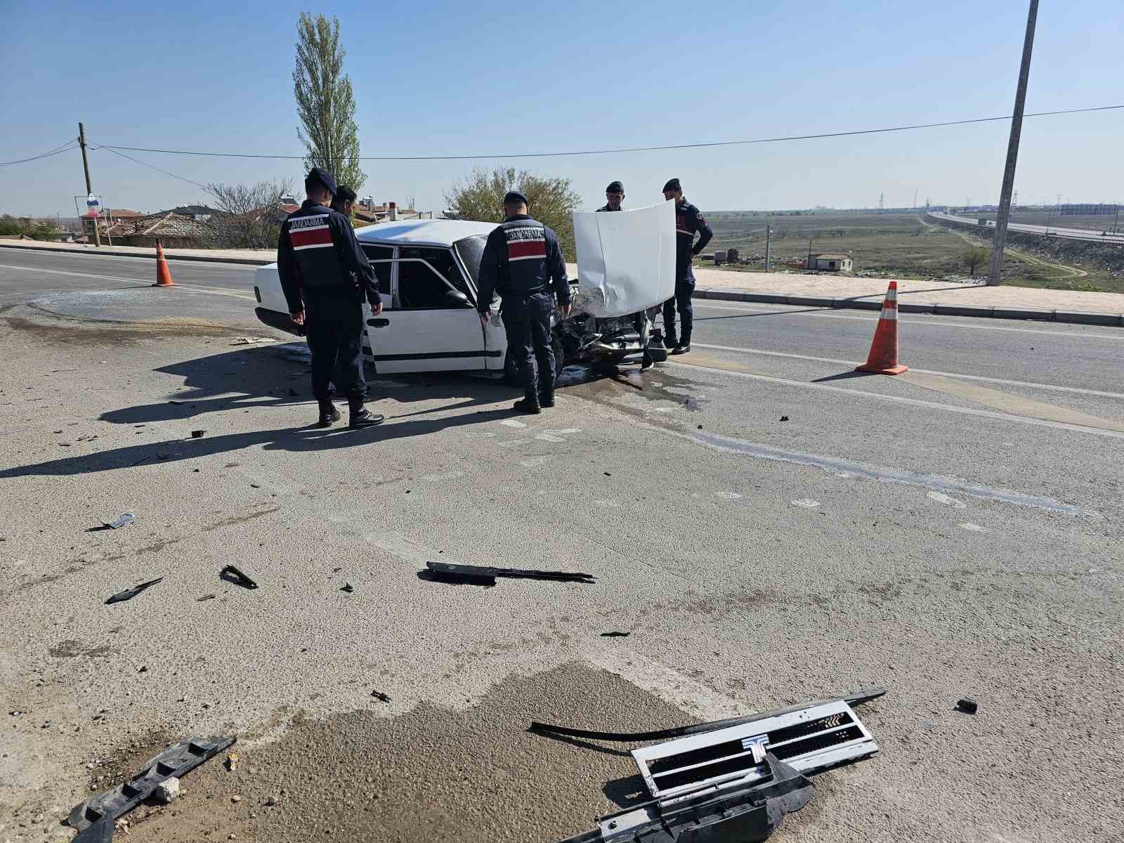 Ehliyetsiz sürücü kaza yaptı: 2 yaralı