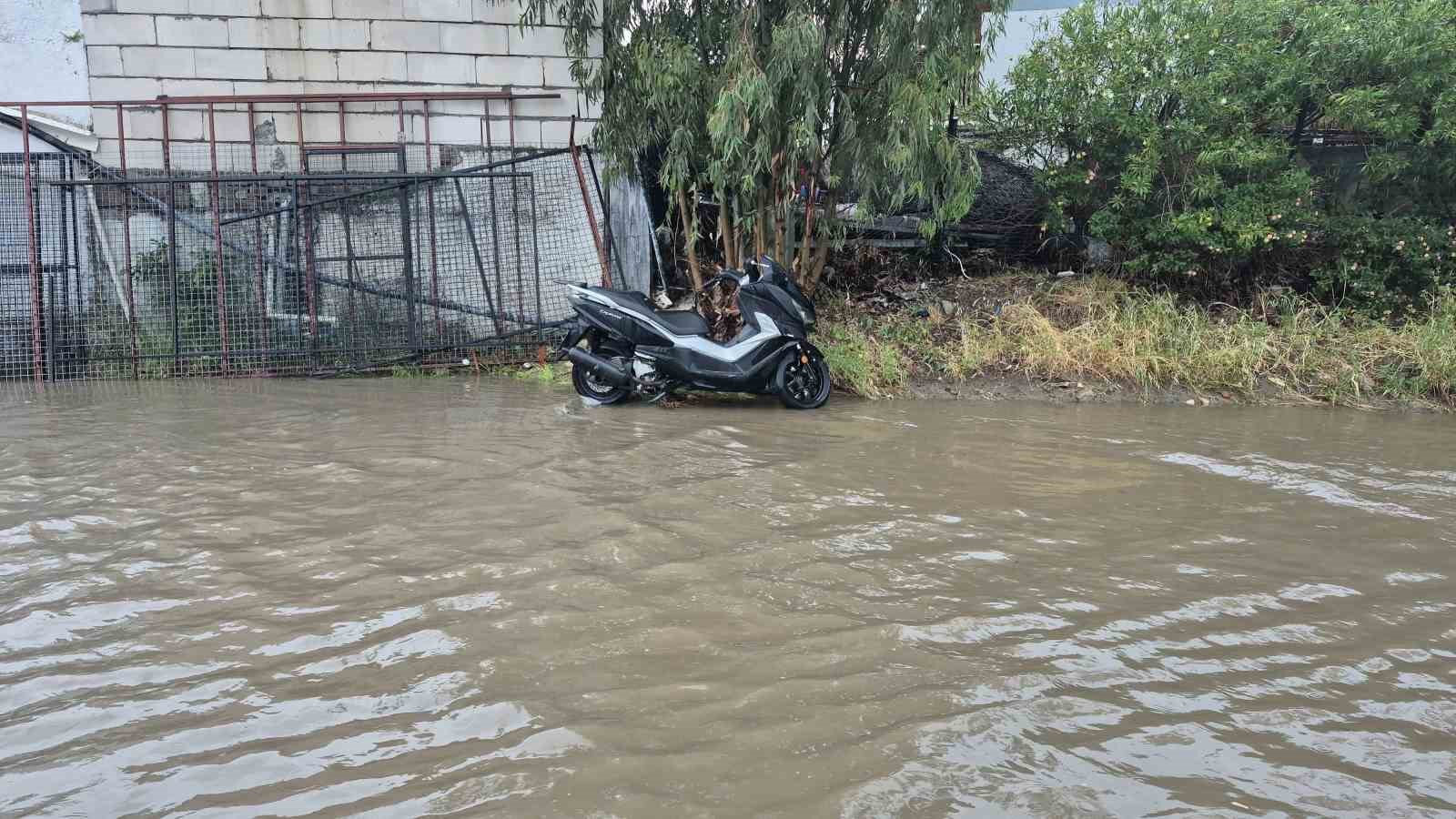 Bodrum’da sağanak yağış etkili oluyor