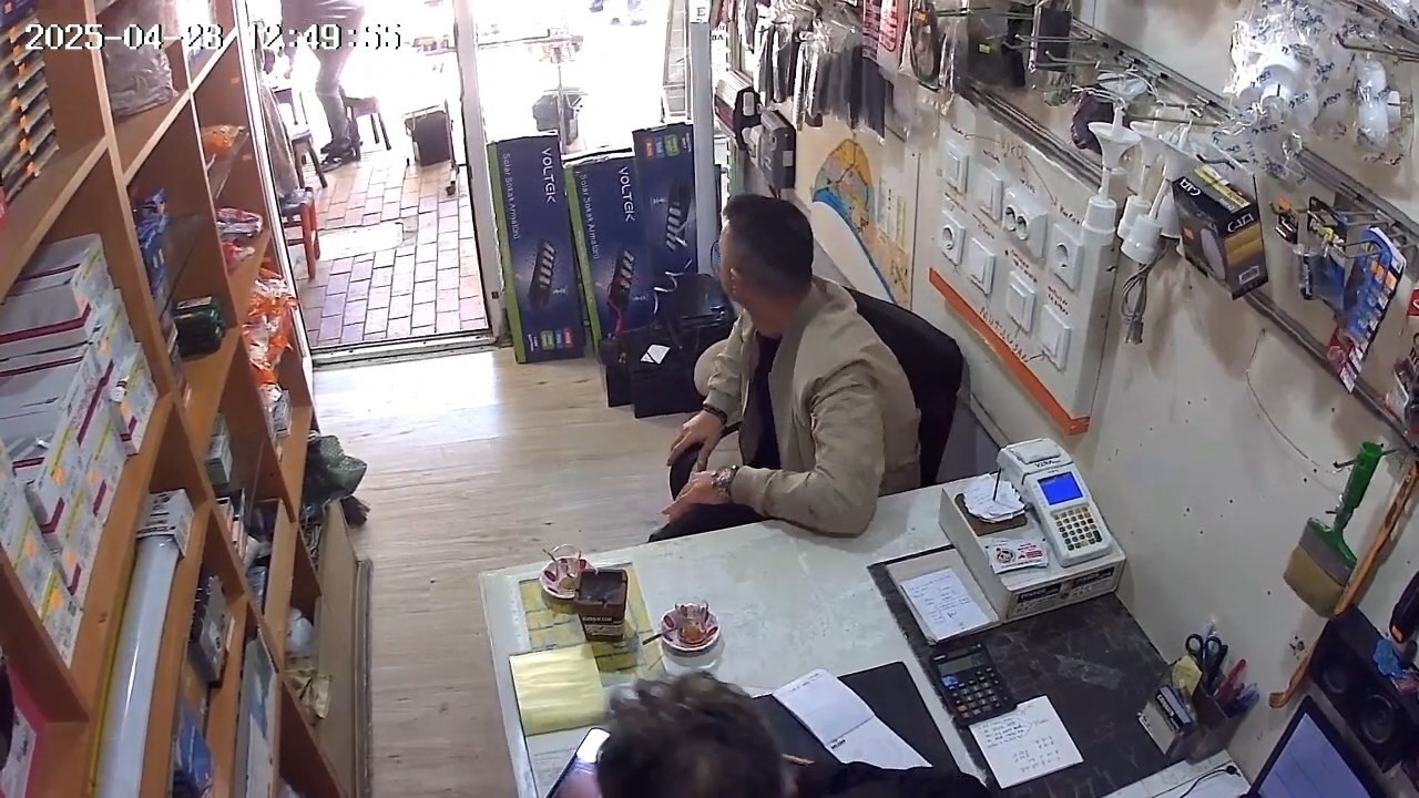 Depremde panik anları güvenlik kamerasında