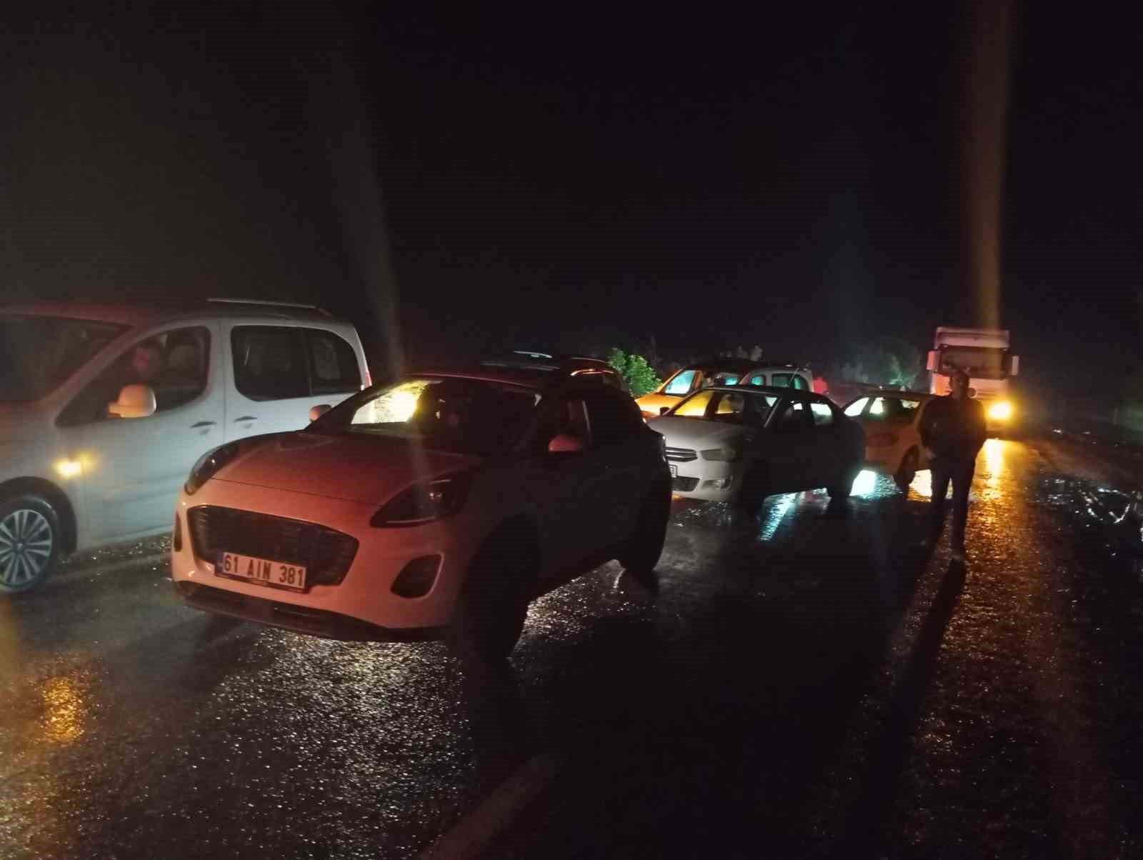 Siirt’te sağanak nedeniyle derler taştı, yollar kapandı