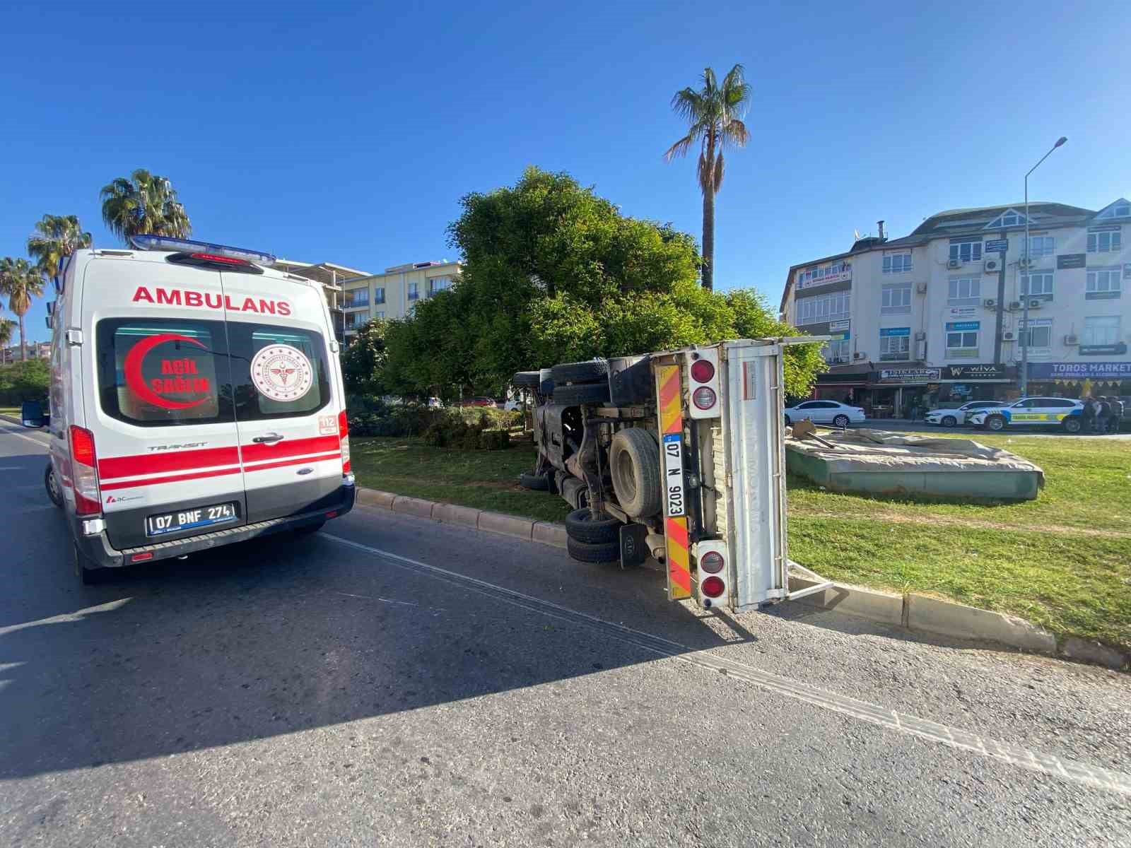Gazipaşa’da kamyonet devrildi: 3 yaralı