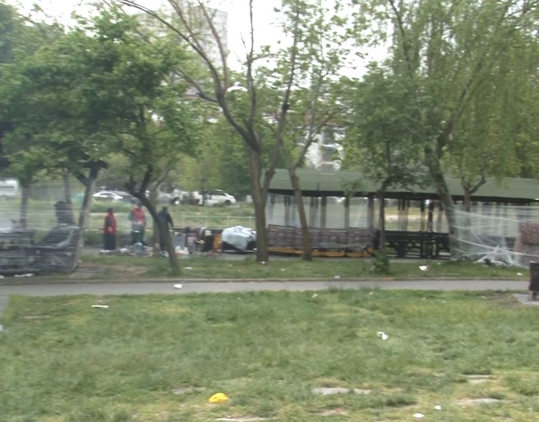Soğuktan korunmak için bankların ve ağaçların etrafını streç ile kapladılar