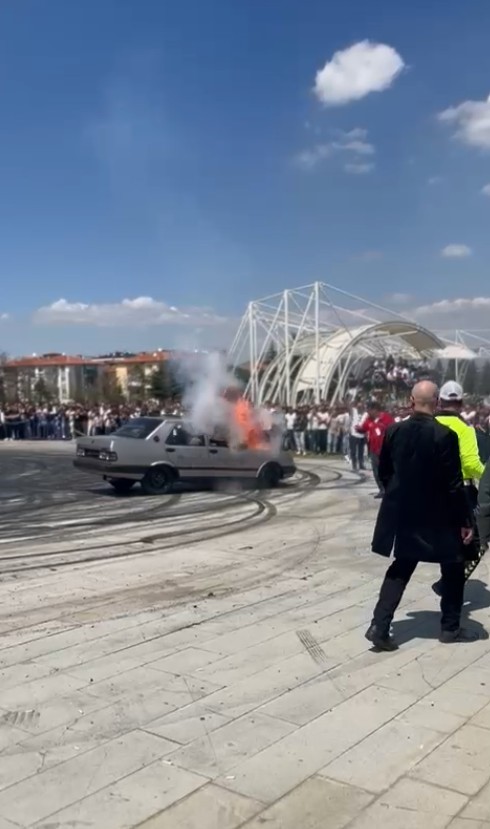 Modifiye festivalinde drift atan Tofaş alev aldı, sürücünün müdahalesiyle söndürüldü