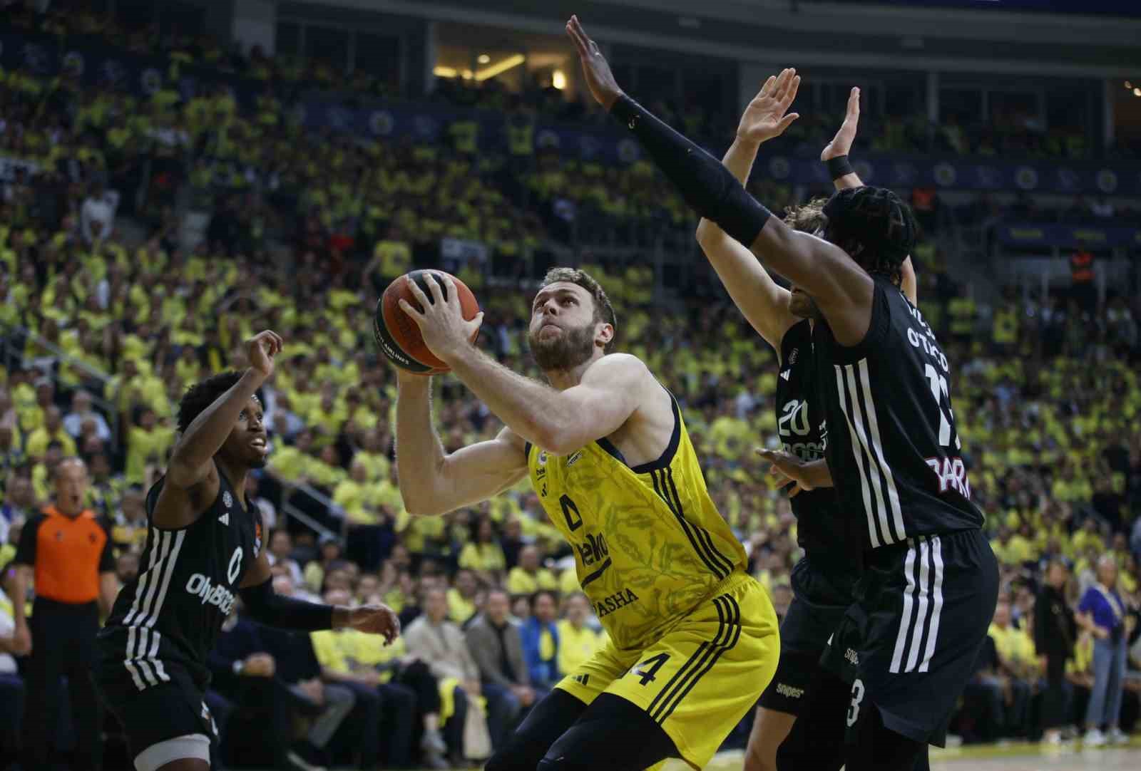 Fenerbahçe, play-off serisinde 1-0 öne geçti