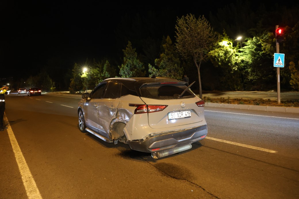Kırmızı ışıkta bekleyen araçların arasına daldı, kaza sonrası kayıplara karıştı