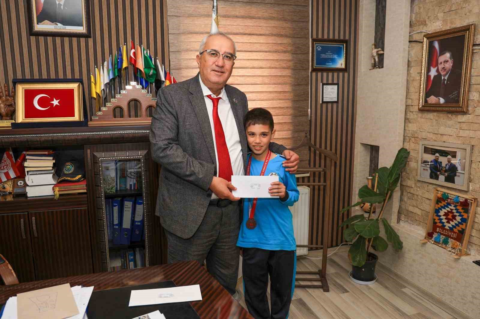 Çamelili öğrenciler 23 Nisan Tenis Turnuvasına damga vurdu