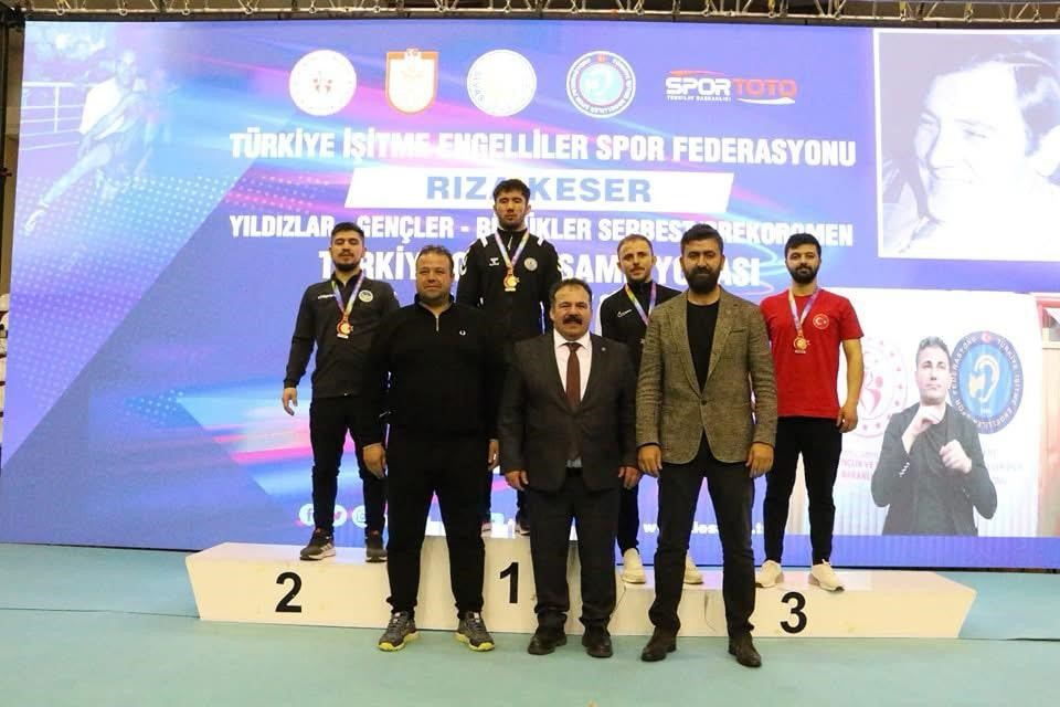 Sakarya Büyükşehir güreşçileri Sivas’ta şampiyon oldu