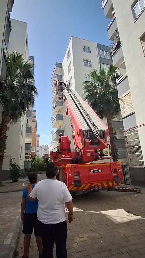 10 yaşındaki Tunahan’ın ağaca takılan helikopterini itfaiye kurtardı