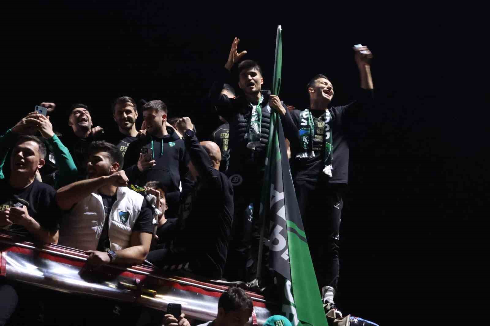 Futbolcular şampiyonluğu taraftara armağan etti