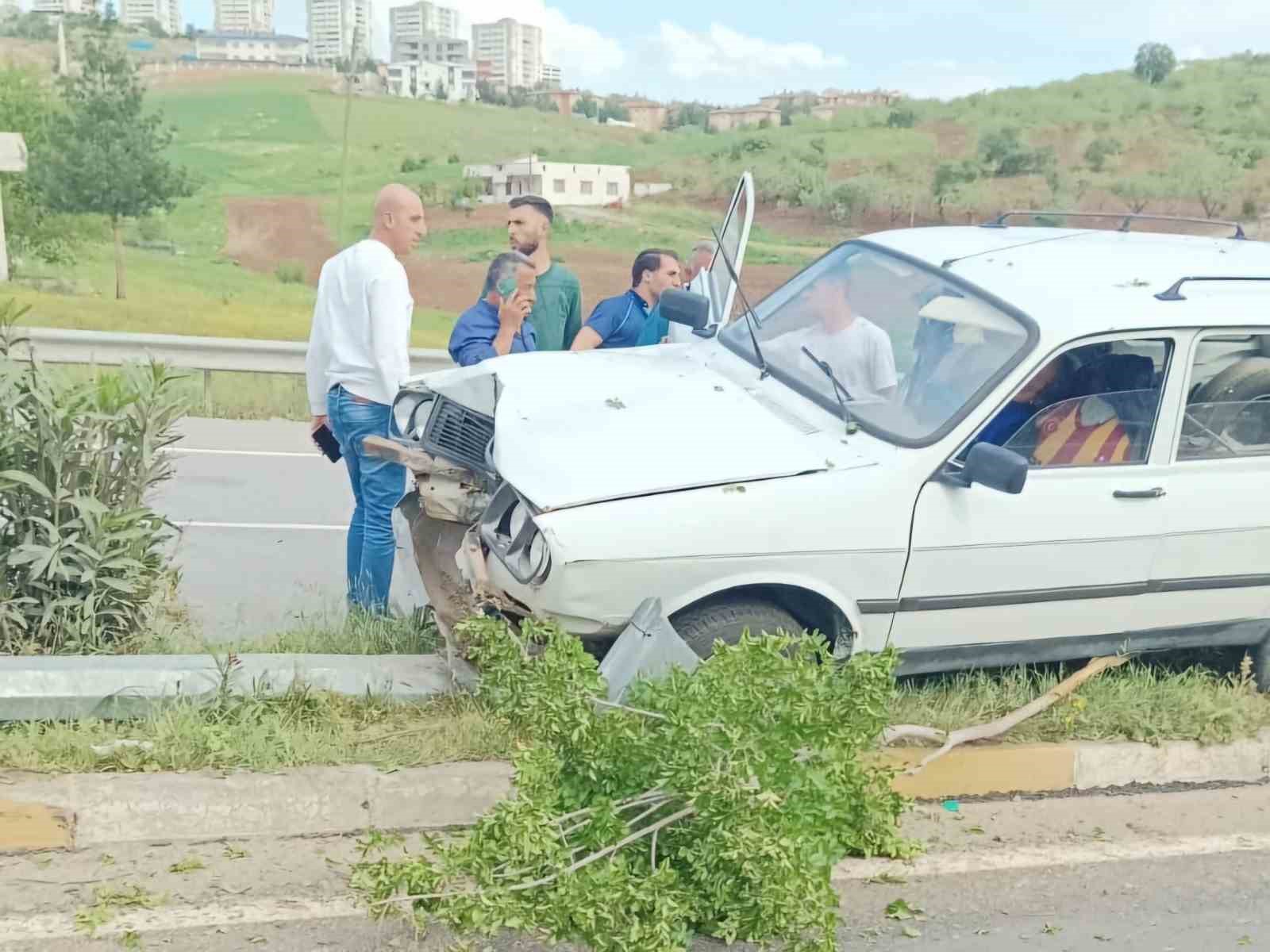 Siirt’te otomobil refüje çarptı: 1 yaralı