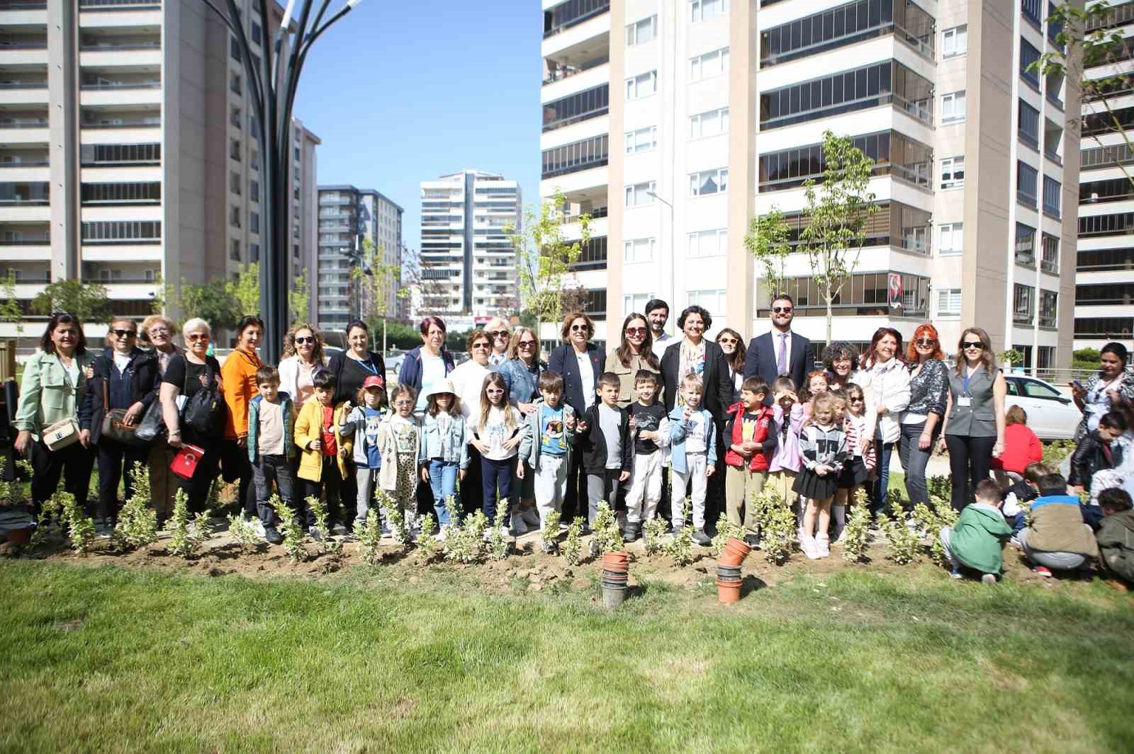 Yeni parkın bitkilerini minikler dikti