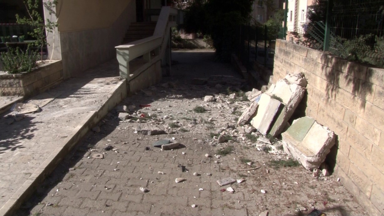 Kadıköy’de balkonu çöken bina dron ile görüntülendi