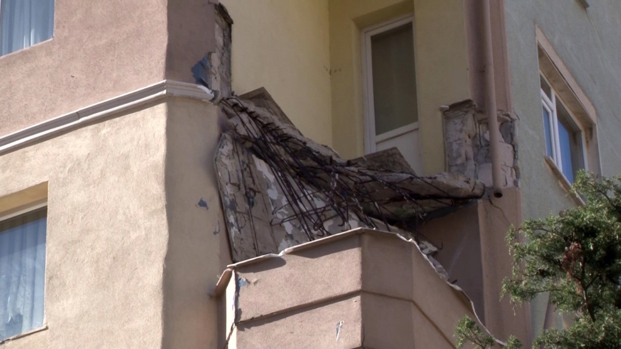 Kadıköy’de balkonu çöken bina dron ile görüntülendi