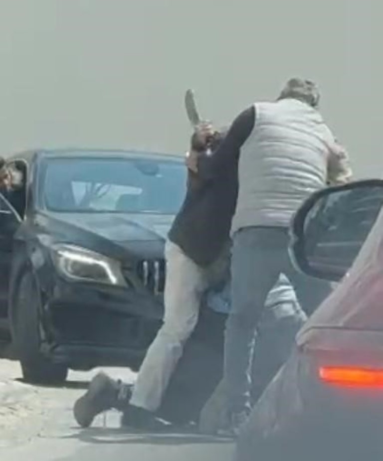 İzmir’de trafikte satırlı kavga kamerada