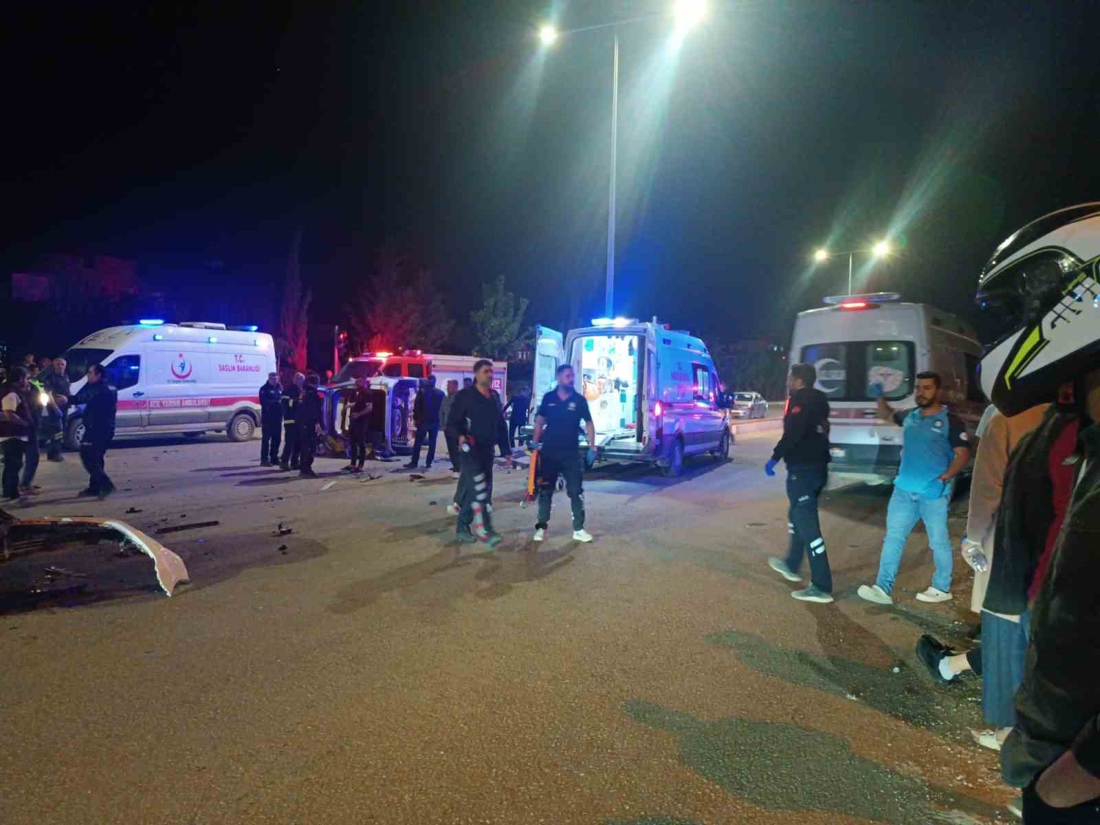 Adıyaman’da iki hafif ticari araç çarpıştı: 4 yaralı