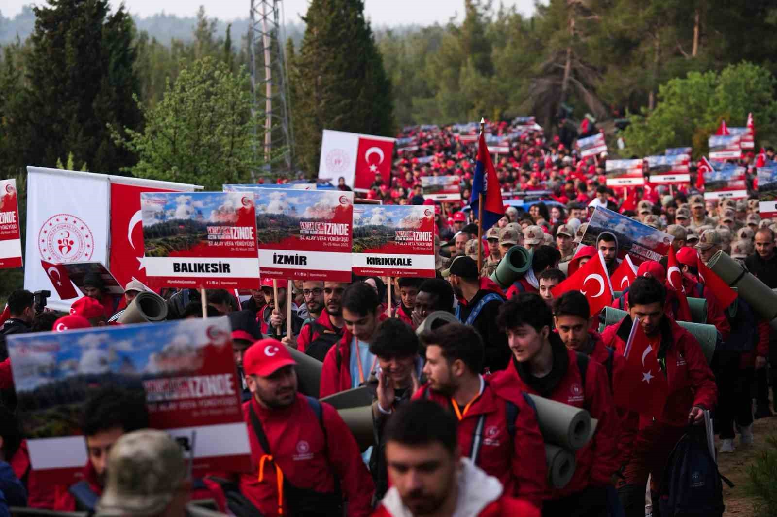 Bakan Bak, Çanakkale’de anma yürüyüşüne katılan gençleri paylaştı
