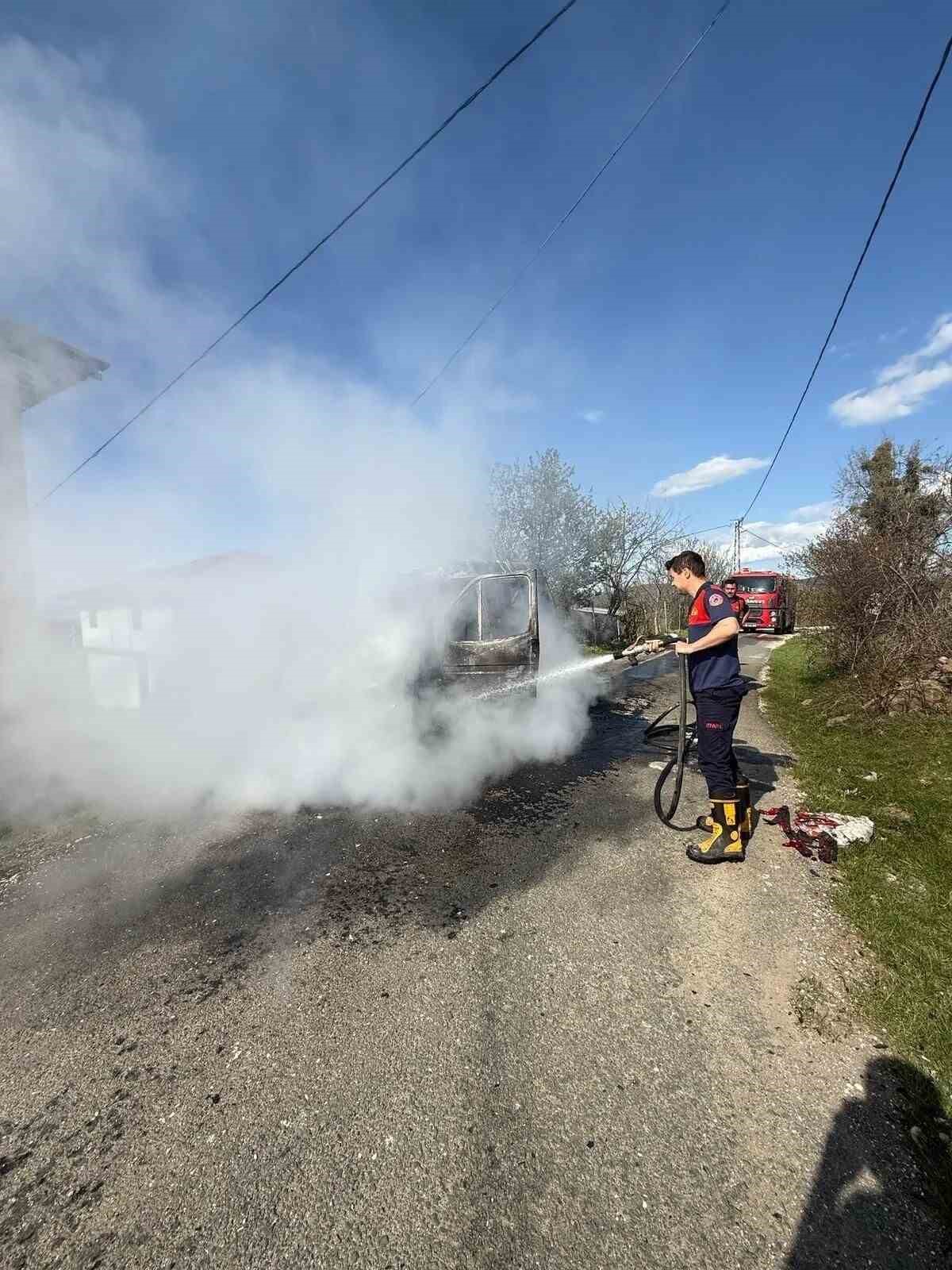 Kastamonu’da seyir halindeki minibüs yandı