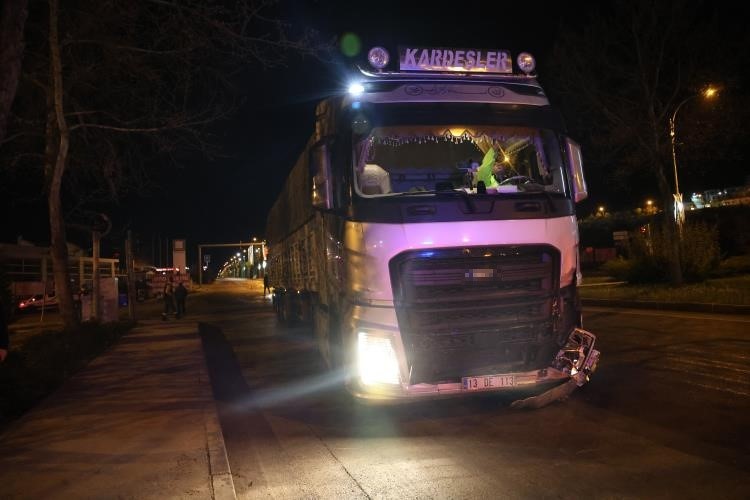 Elazığ’da tır ile otomobil çarpıştı: 4 yaralı