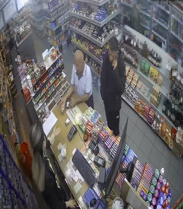 Alkol şişelerini poşete atıp sırra kadem bastı