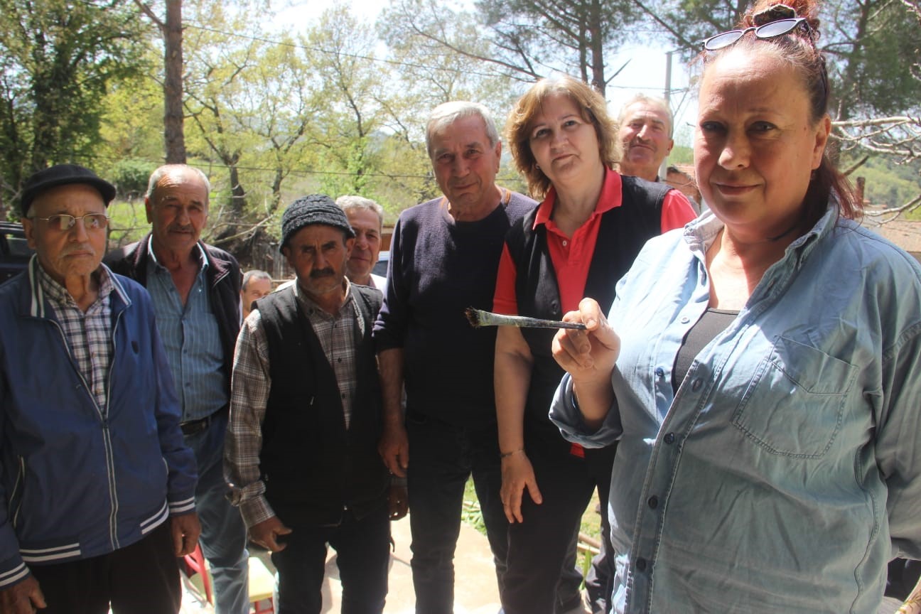 Resim öğretmeni üretmeden duramıyor, hem köyü renklendirdi hem de eski ruhunu getiriyor