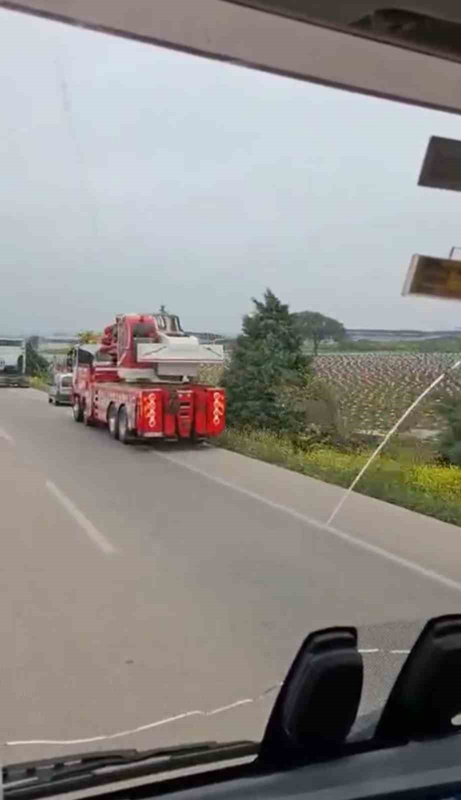 Kontrolden çıkan tır tarlaya uçtu