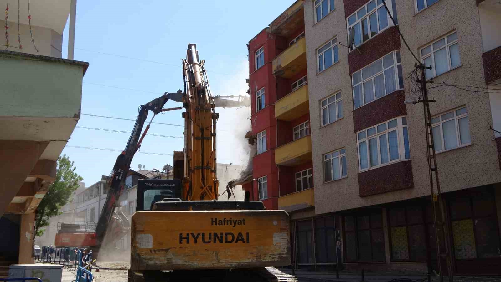 Sancaktepe’de depremde hasar gören 5 katlı bina kontrollü şekilde yıkıldı