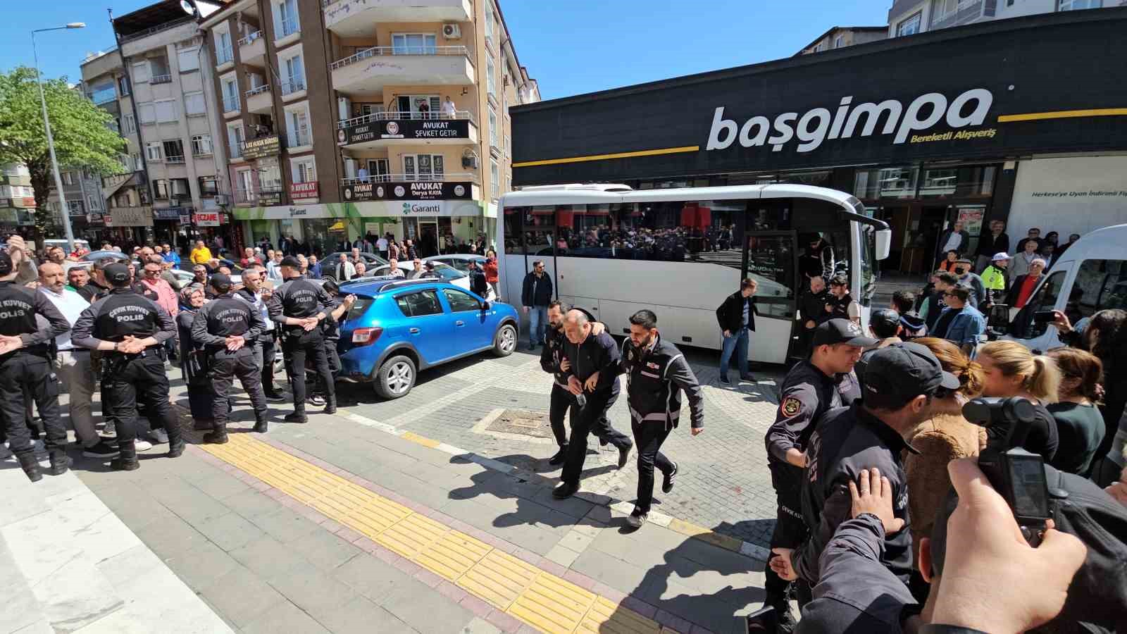 CHP’li eski belediye başkanı ’usülsüzlük’ soruşturmasında adliyede
