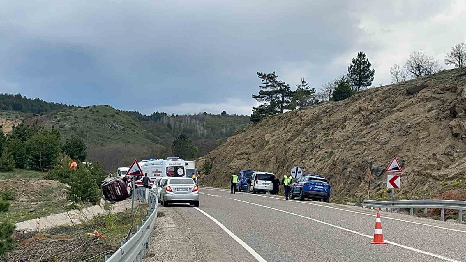 Kastamonu’da virajı alamayan otomobil şarampole devrildi: 3 yaralı