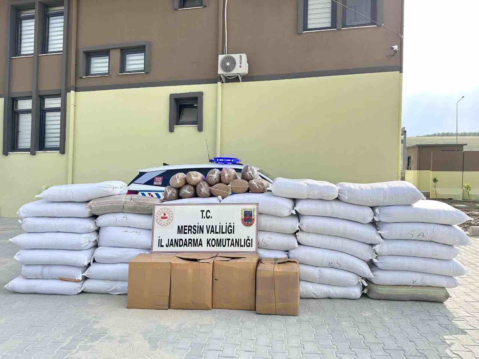 Yolcu otobüsünden torba torba kaçak tütün çıktı: 3 gözaltı