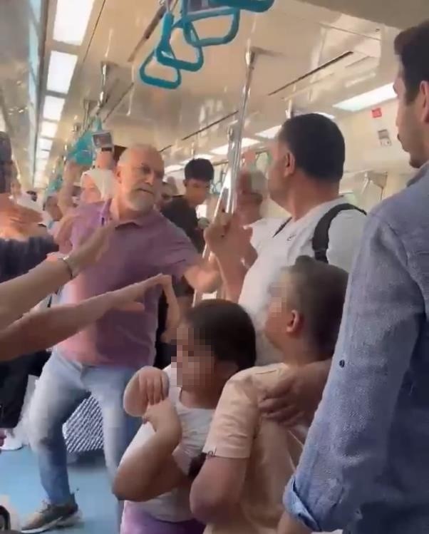 Marmaray’da çocuklarının yanında babayı darbeden iki şahıs yakalandı